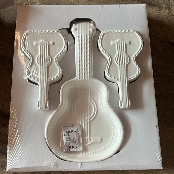 NWB Dolly Parton salt and paper shakers and spoon rest set - Picture 5 of 5